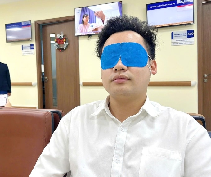 Chườm ấm hỗ trợ làm giảm cảm giác khô mắt. Ảnh: Khuê Lâm