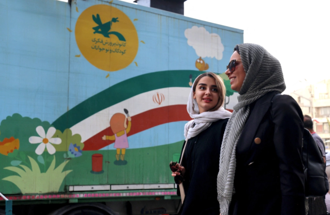 Hai phụ nữ Iran đội khăn trùm đầu đi bộ trên Quảng trường Enghlab ở thủ đô Tehran, Iran, ngày 24/6. Ảnh: AFP