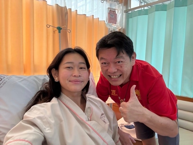 Kình ngư Thái Lan Kamonluck Tungnapakorn (trái) chụp ảnh cùng bố khi mới nhập viện điều trị ung thư xương vào tháng 8/2025. Ảnh: Facebook/MrMooke Mooke