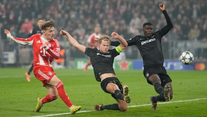 Karl (đỏ) dứt điểm nâng tỷ số lên 2-1, trên sân Allianz Arena, Munich, Đức hôm 9/12. Ảnh: BeIN