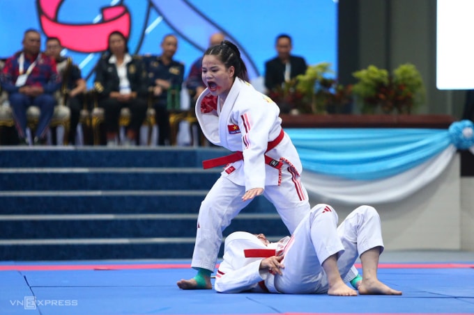 Hồng Ngọc (đứng) và Ngọc Bích trong bài thi quyền biểu diễn ở Nhà thi đấu Viện Bảo tàng quân đội Thái Lan, Bangkok sáng 10/12/2025. Ảnh: Đức Đồng