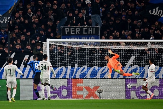 Scamacca (số 9, xanh) đánh đầu tung lưới Sanchez (cam), trên sân New Balance, Bergamo, Italy hôm 9/12. Ảnh: BeIN