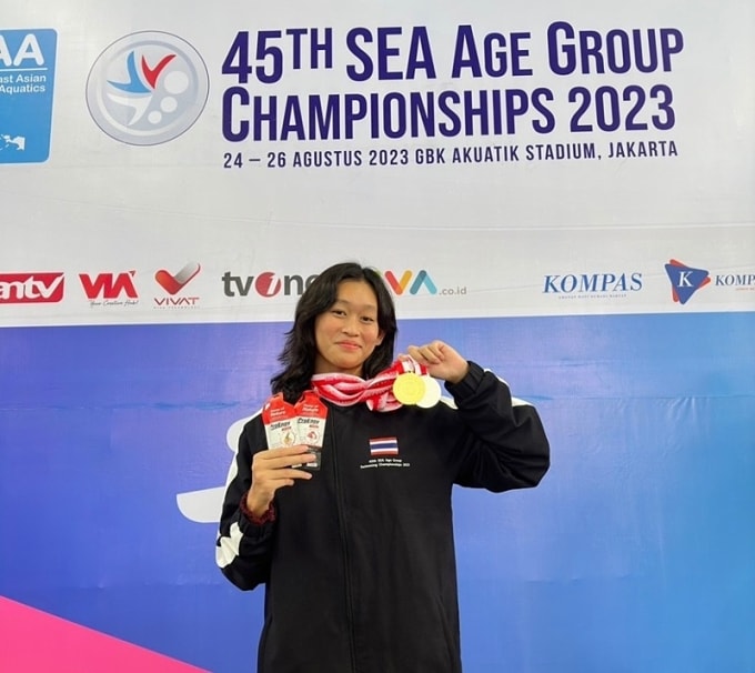 Kình ngư Thái Lan Kamonluck Tungnapakorn giành một HC vàng và một HC bạc tại giải bơi các nhóm tuổi Đông Nam Á 2023.