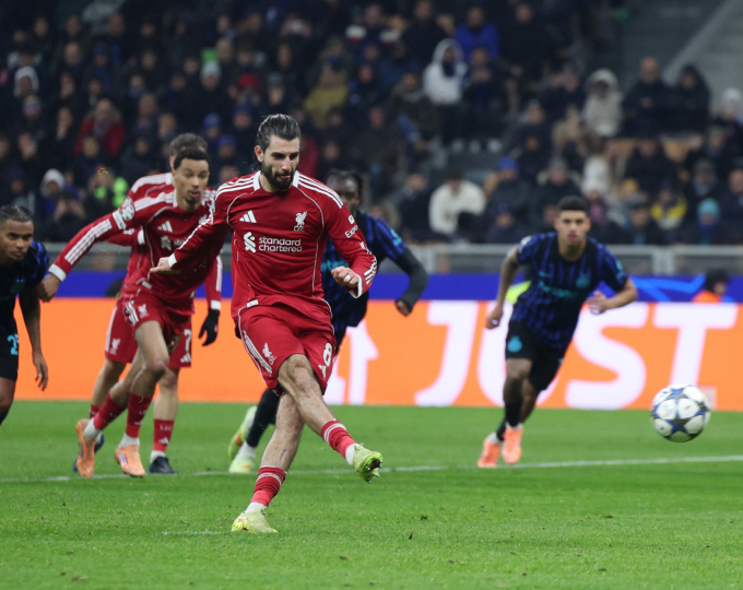 Dominik Szoboszlai sút căng về góc phải giúp Liverpool thắng chủ nhà Inter Milan 1-0 ở lượt sáu vòng bảng Champions League ngày 9/12. Ảnh: Reuters