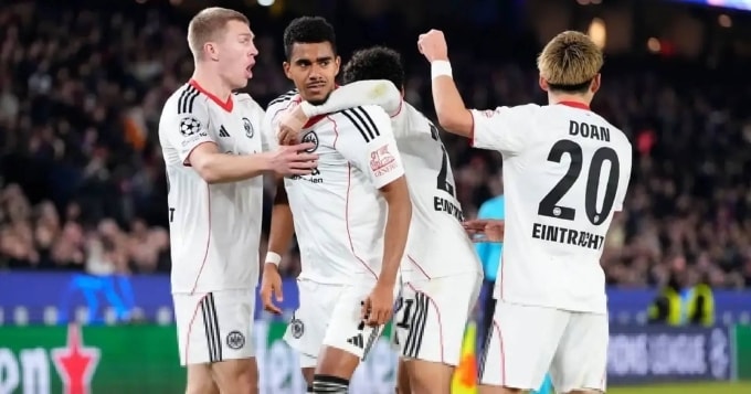 Các cầu thủ Frankfurt mừng bàn mở tỷ số trận thua Barca 1-2 ở lượt sáu vòng bảng Champions League tối 9/12. Ảnh: AFP