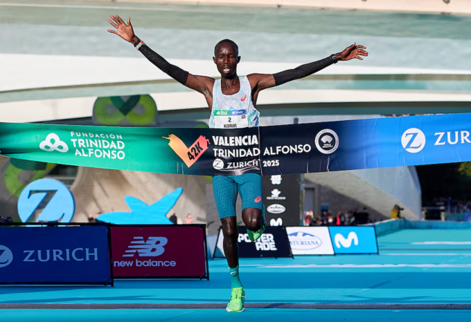 John Korir ăn mừng khi về nhất Valencia Marathon 2025. Ảnh: Reuters
