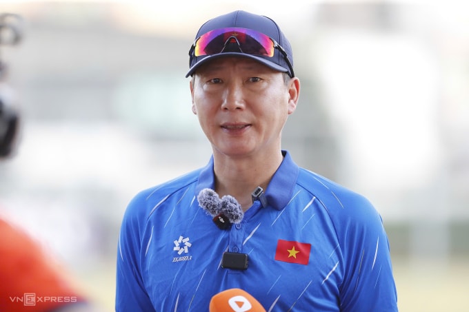 HLV U22 Việt Nam HLV Kim Sang-sik trả lời phỏng vấn trước buổi tập tại sân bóng thuộc Đại học RBAC ở Bangkok, Thái Lan ngày 10/12/2025. Ảnh: Hiếu Lương