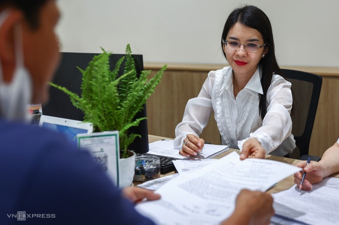 Công chức giải quyết thủ tục hành chính cho người dân tại Trung tâm hành chính công phường Thủ Đức, TP HCM, tháng 7/2025. Ảnh: Như Quỳnh