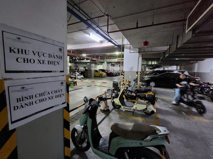 Chung cư Cityland Park Hill ở phường Gò Vấp, TP HCM không nhận giữ ôtô điện, bố trí nơi giữ xe máy điện ở gần bảo vệ, có bình chữa cháy riêng. Ảnh: Đình Văn
