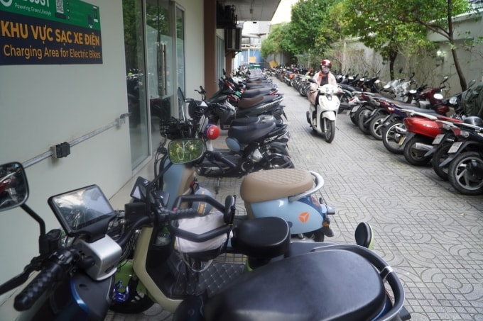 Chung cư Hoa Sen kẻ vạch để xe điện và trạm sạc tách biệt với nơi để xe chạy xăng. Ảnh: Đình Văn