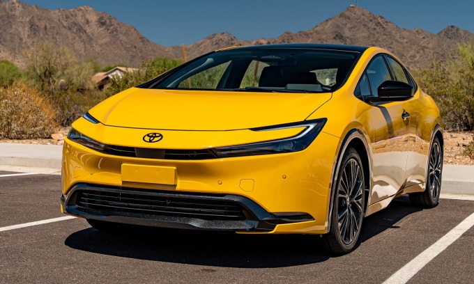 Toyota Prius Nightshade màu vàng Karashi. Ảnh: ClassicCars