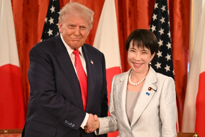 Tổng thống Mỹ Donald Trump (trái) và Thủ tướng Nhật Bản Sanae Takaichi tại Tokyo ngày 28/10. Ảnh: AFP