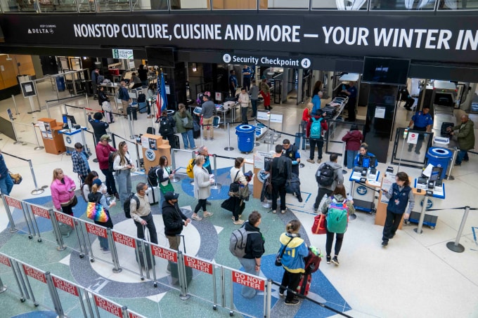 Người dân xếp hàng chờ kiểm tra an ninh tại sân bay ở Washington, Mỹ, hôm 10/11. Ảnh: Reuters