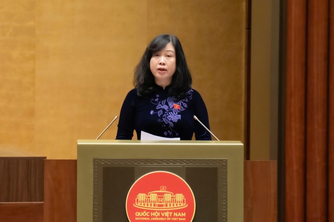 Bộ trưởng Y tế Đào Hồng Lan trình bày báo cáo tiếp thu giải trình dự án Luật sáng 10/12. Ảnh: Hoàng Phong