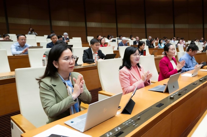 Đại biểu biểu quyết thông qua dự án luật tại Quốc hội sáng 10/12. Ảnh: Hoàng Phong