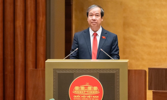 Bộ trưởng Giáo dục và Đào tạo Nguyễn Kim Sơn trình bày báo cáo tiếp thu, giải trình trước khi Quốc hội thông qua Luật, sáng 10/12. Ảnh: Hoàng Phong