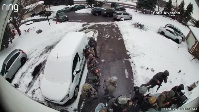 Các đặc vụ liên bang tập trung trước nhà của gia đình Alvarado, ngày 6/12. Ảnh: NBC News