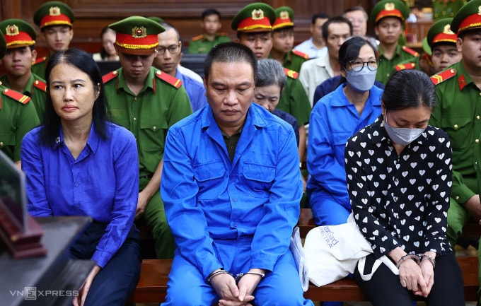 Các bị cáo trong vụ án tại tòa. Ảnh: Trần Quỳnh