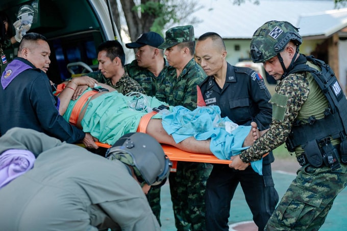 Một binh sĩ Thái Lan bị thương được đưa lên xe cấp cứu hôm 7/12. Ảnh: AFP