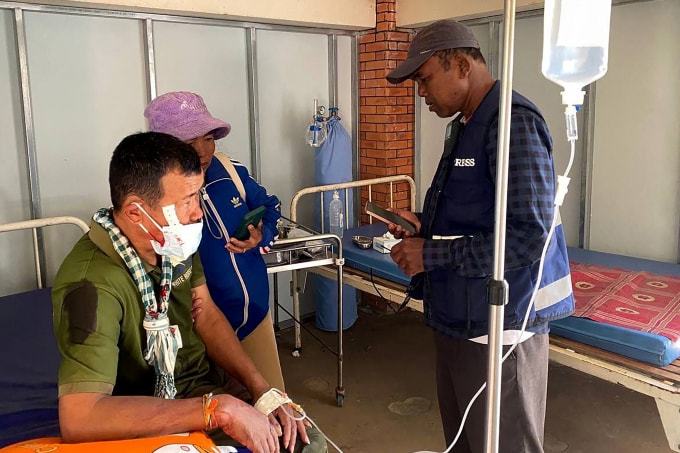 Bức ảnh do thông tấn Campuchia công bố hôm 8/12 cho thấy một nhà báo bị thương vì đụng độ biên giới với Thái Lan. Ảnh: AFP