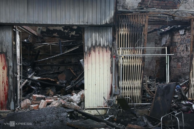 Phần lớn tài sản bên trong cũng bị thiêu rụi. Ảnh: Việt An