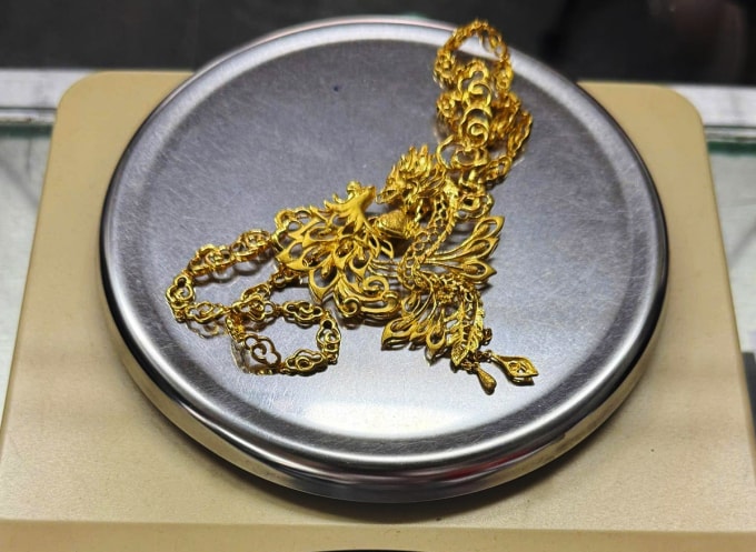 Dây chuyền được phát hiện trong bồn xả nhà vệ sinh. Ảnh: Công an TP HCM