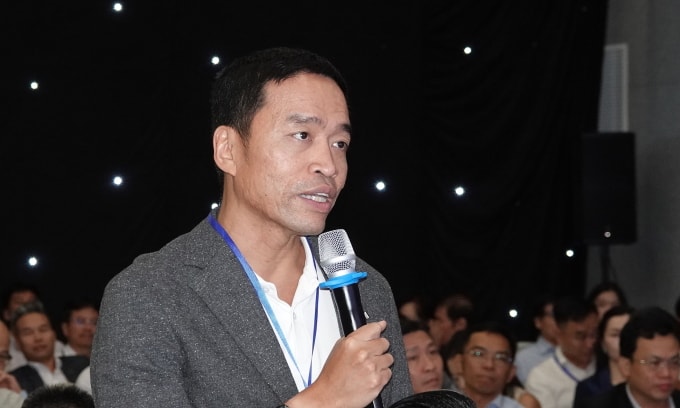 Chủ tịch VNG Lê Hồng Minh nêu ý kiến tại buổi đối thoại với lãnh đạo TP HCM, tối 9/12. Ảnh: An Phương