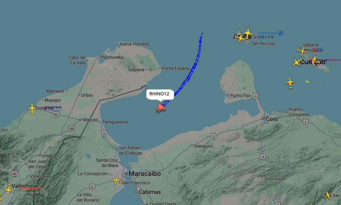 Hai tiêm kích F/A-18 (màu cam) bên trong Vịnh Venezuela hôm 9/12. Đồ họa: Flightradar24