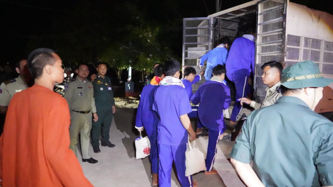 Tù nhân được sơ tán từ nhà tù tỉnh Oddar Meanchey đến cơ sở ở Siem Reap đêm 8/12. Ảnh: Tổng cục Nhà tù Campuchia
