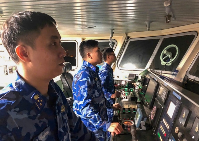 Cảnh sát biển đang lái tàu tìm kiếm thuyền viên mất tích, tối 9/12. Ảnh: Hùng Lê