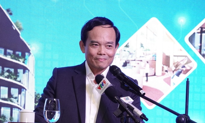 Bí thư Trần Lưu Quang trả lời các ý kiến, đề xuất của đại diện doanh nghiệp tại cuộc gặp tối 9/12. Ảnh: An Phương