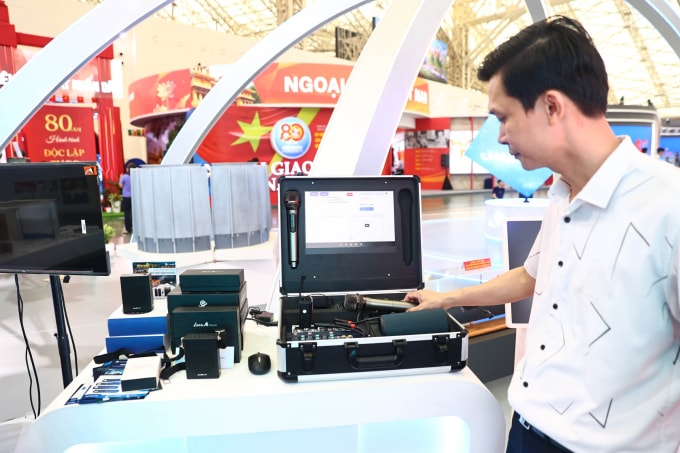 Các sản phẩm ứng dụng công nghệ dịch AI tương tác trực tiếp tại gian hàng triển lãm của Bộ Khoa học và Công nghệ. Ảnh: Quỳnh Trần