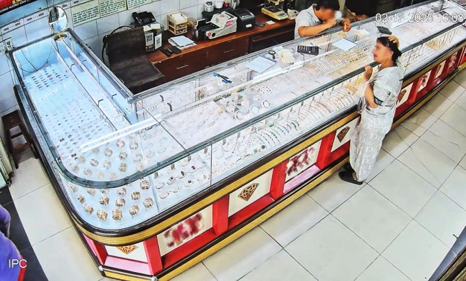 Nữ giúp việc đến bán vàng trộm được. Ảnh: Công an TP HCM