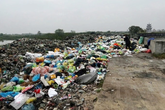 Bãi rác ở cánh đồng thôn Khúc Giản, xã An Lão thường xuyên bị đốt, gây ô nhiễm không khí. Ảnh: Nguyễn Loan