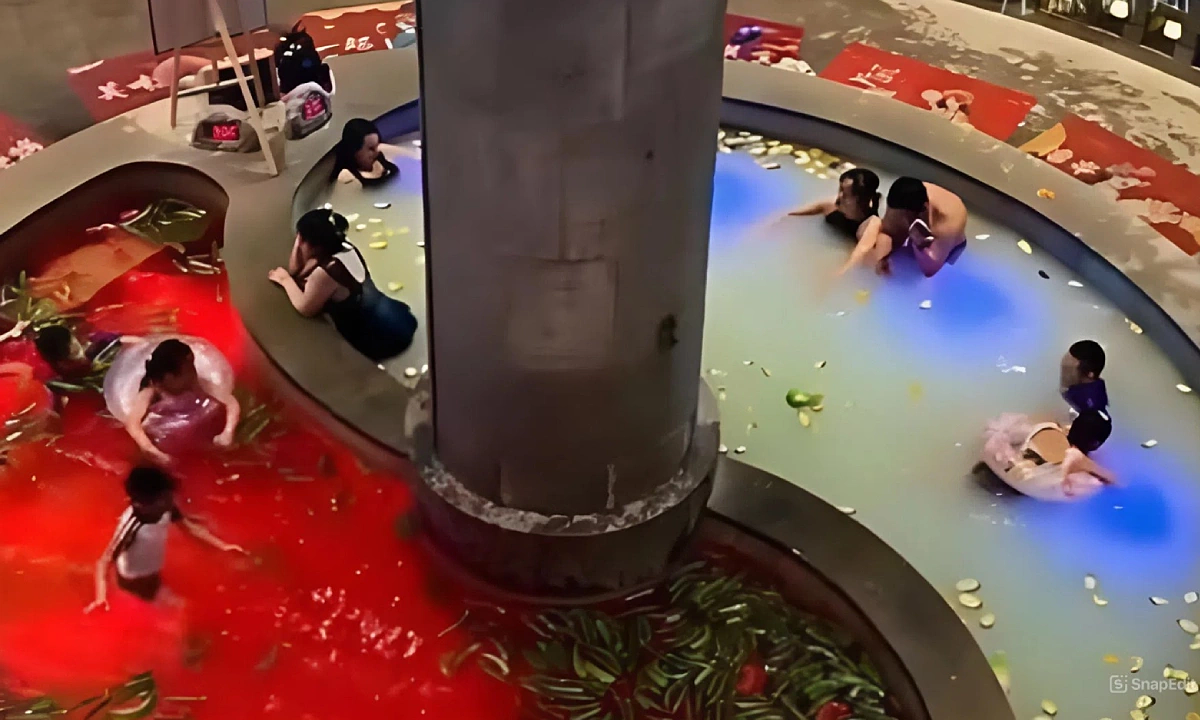 Du khách tắm trong nồi lẩu 2 ngăn ở Trung Quốc