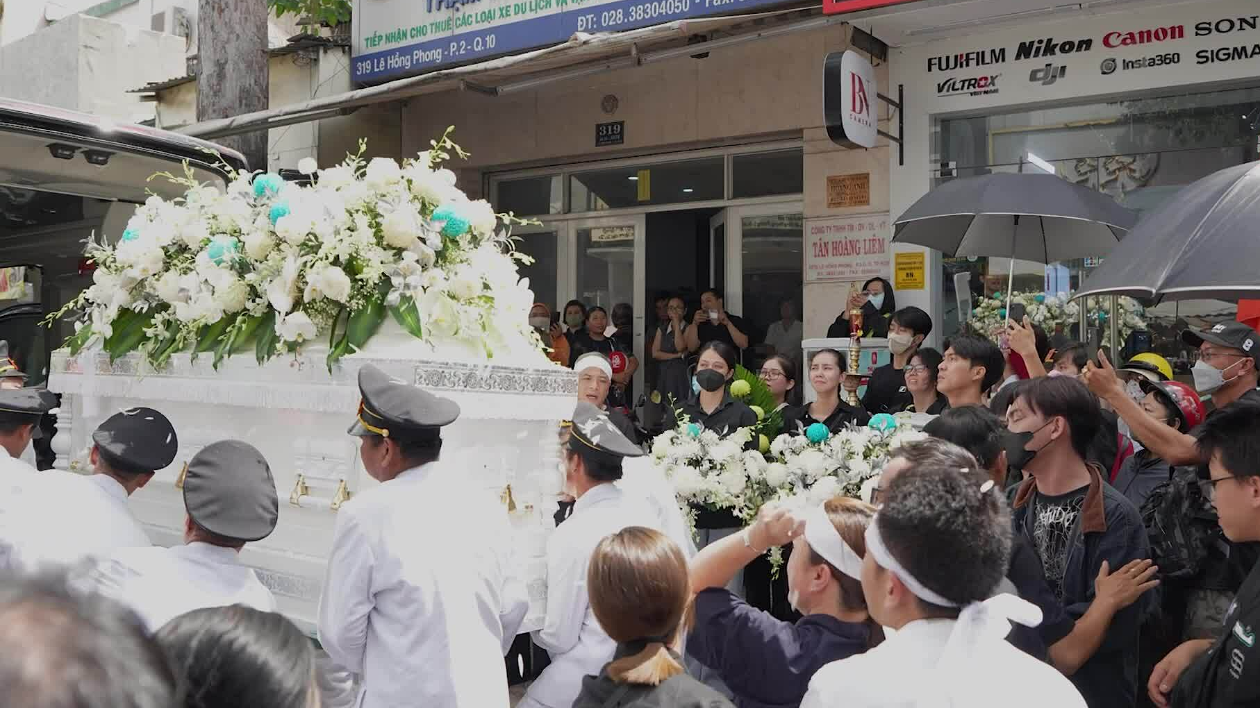 Khán giả, nghệ sĩ tiễn đưa Ngọc Trinh