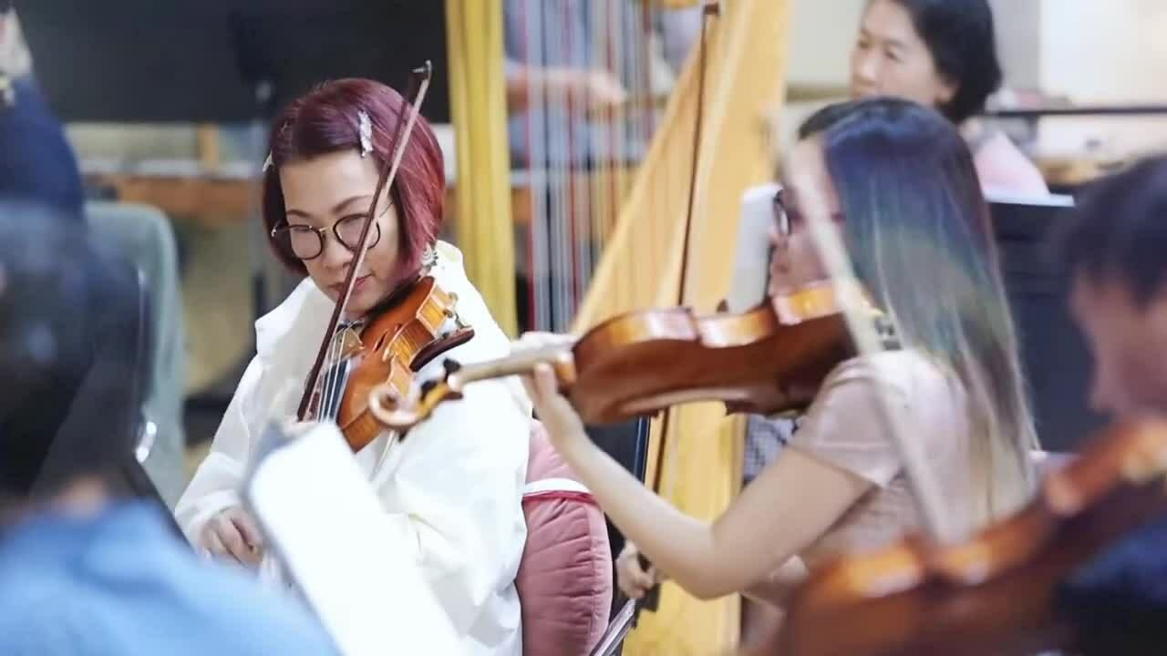 Nhạc trưởng Lê Ha My cùng Dàn nhạc Giao hưởng HBSO tập luyện cho vở ballet 'Kẹp hạt dẻ'