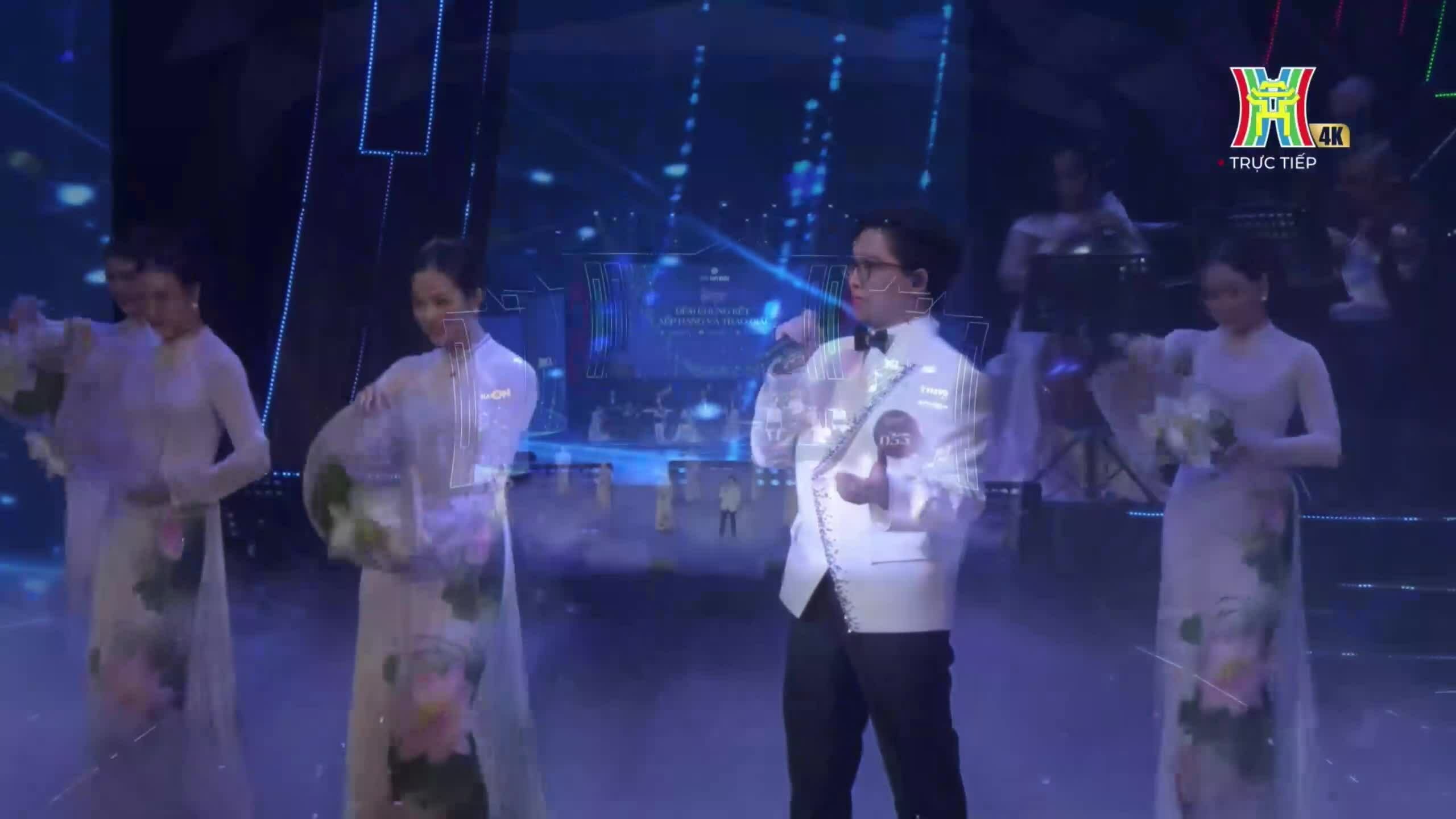 Con trai Trọng Tấn hát 'Tổ quốc tôi chưa đẹp thế bao giờ'