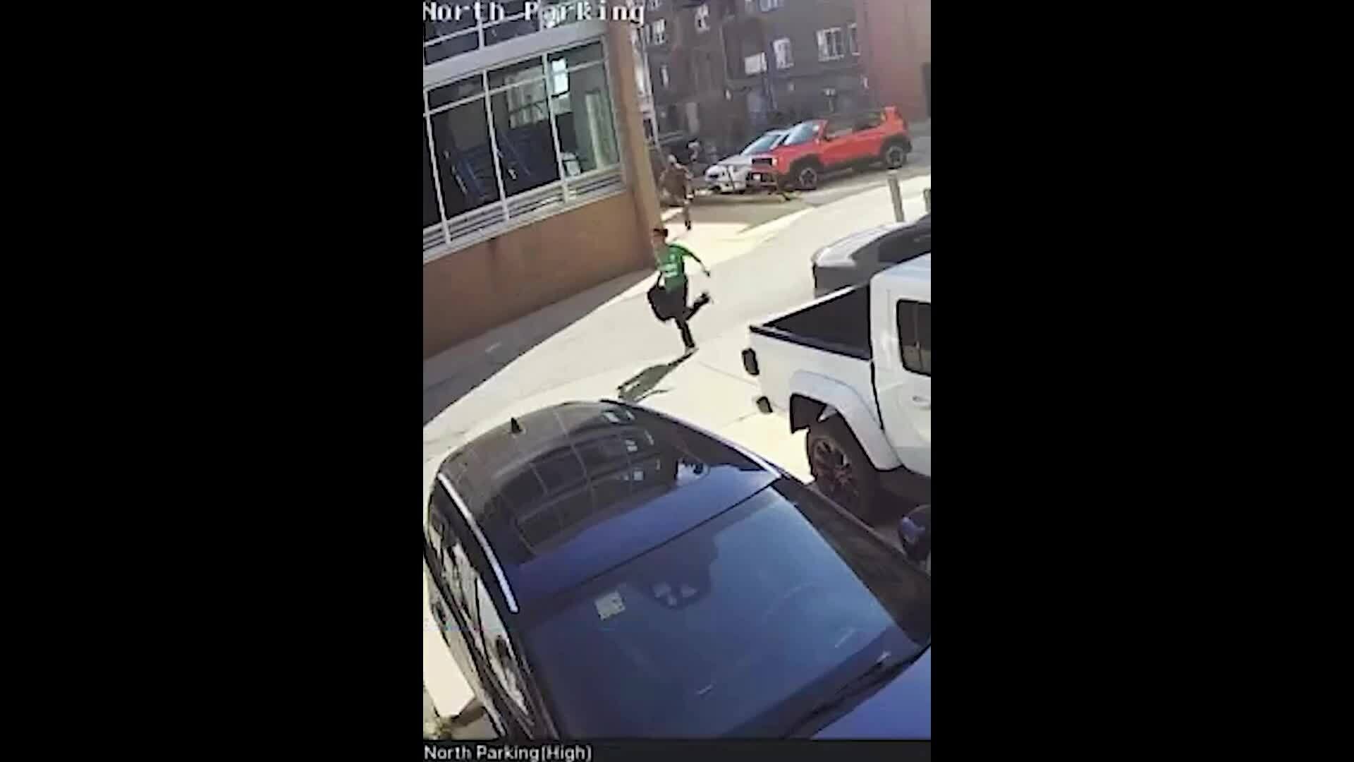 Đặc vụ liên bang đuổi theo thiếu niên Mỹ truy hỏi danh tính