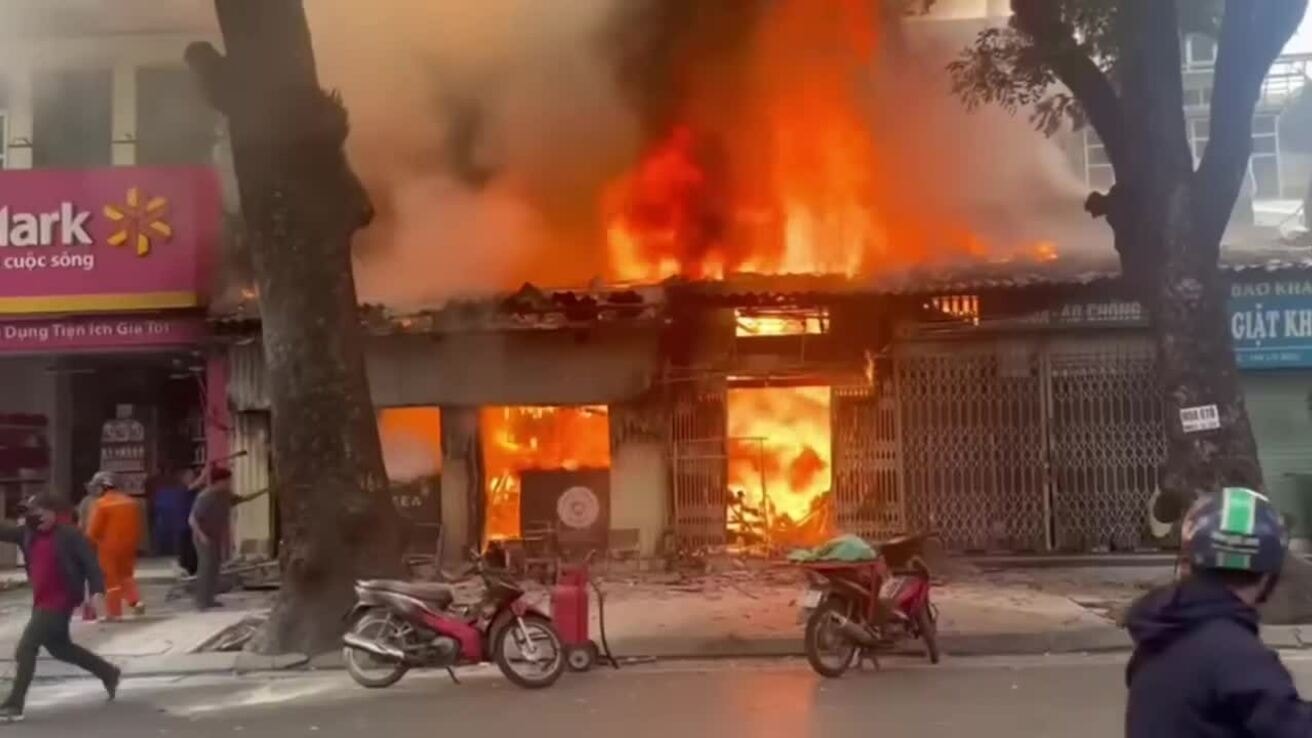 Ba kiốt phố trung tâm Hà Nội cháy ngùn ngụt