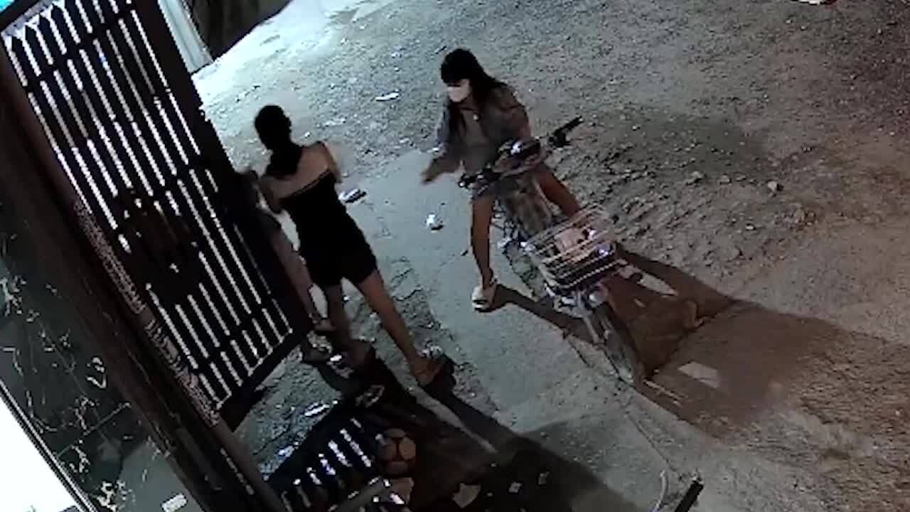 Bé gái 5 tuổi nghi bị người lạ lột bông tai trước cửa nhà