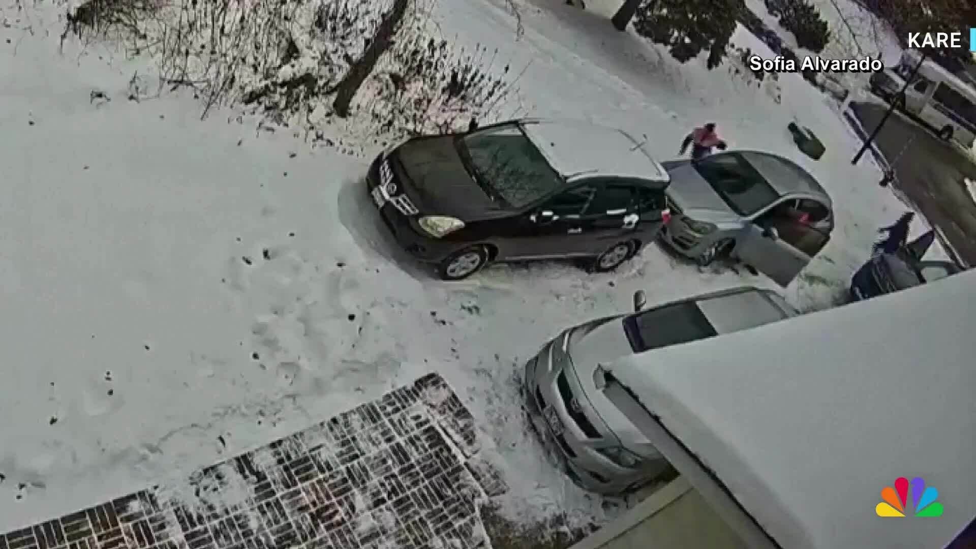 Đặc vụ ICE xông thẳng vào nhà bắt người