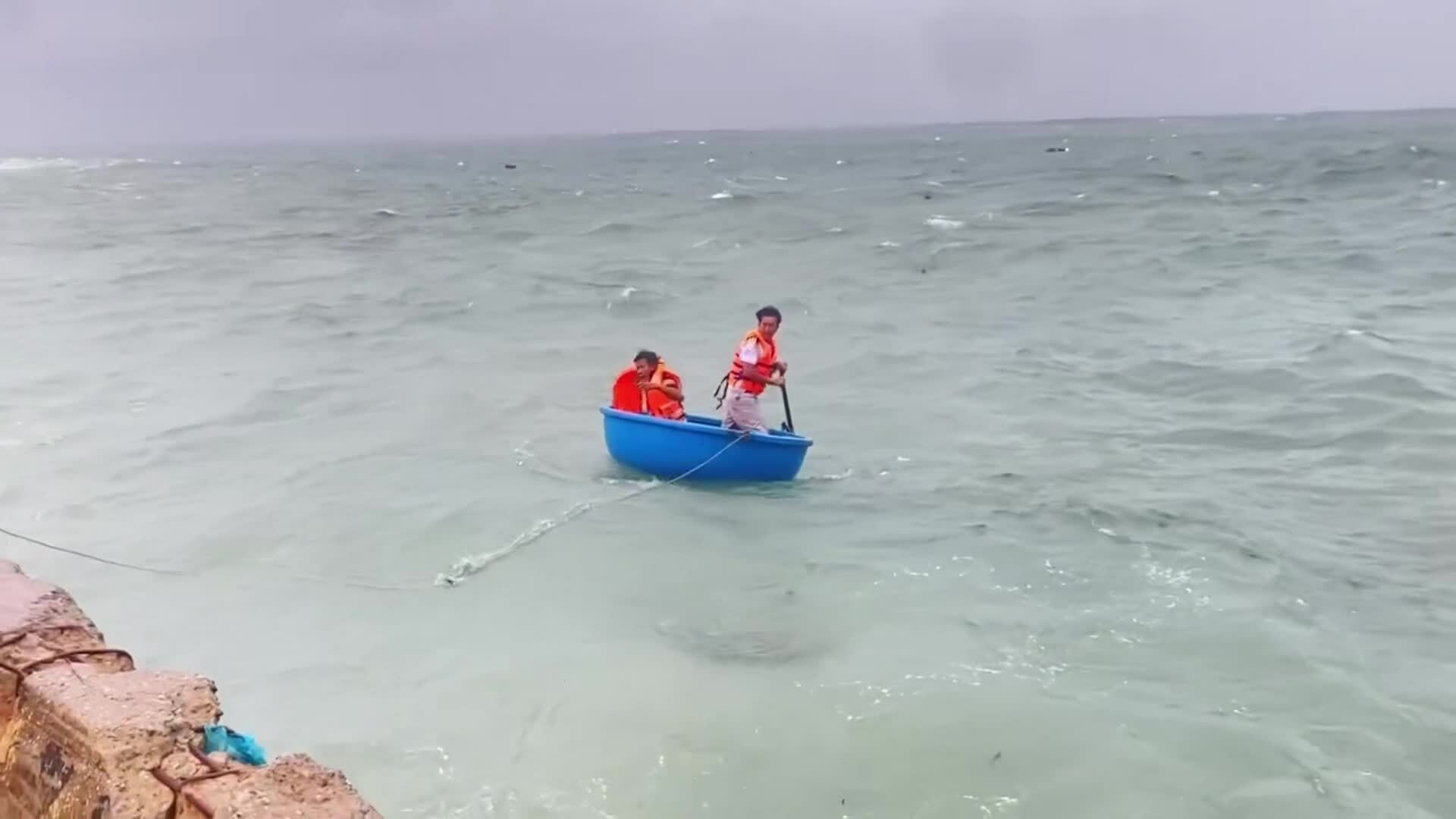 Hai người dân Lý Sơn được tặng Huân chương Dũng cảm