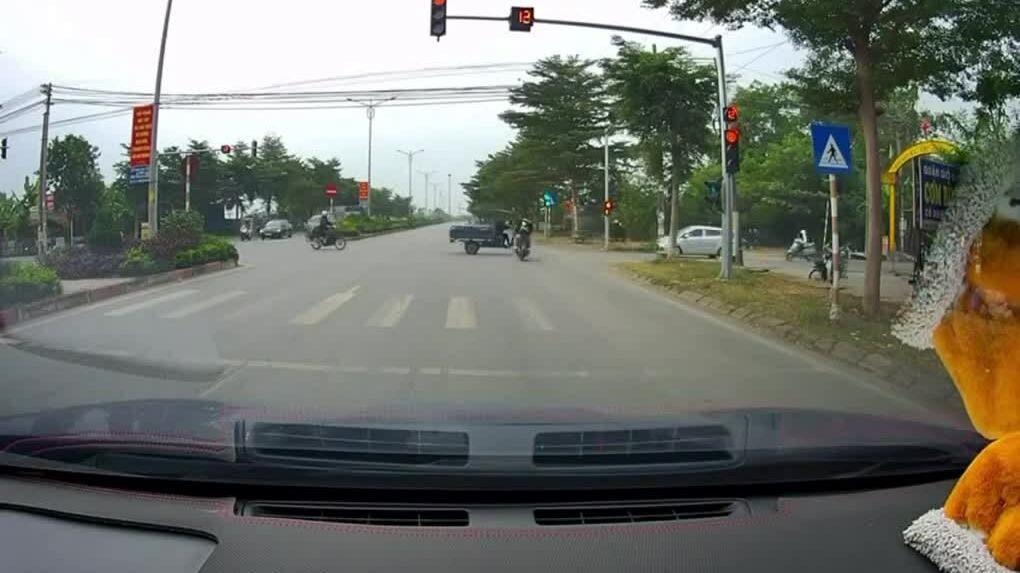 Vượt đèn đỏ xe máy đâm mạnh vào xe  ba gác