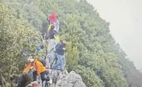 Người đàn ông leo núi ngã khỏi vách đá 40m khiến nhiều người hốt hoảng - Ảnh 1.