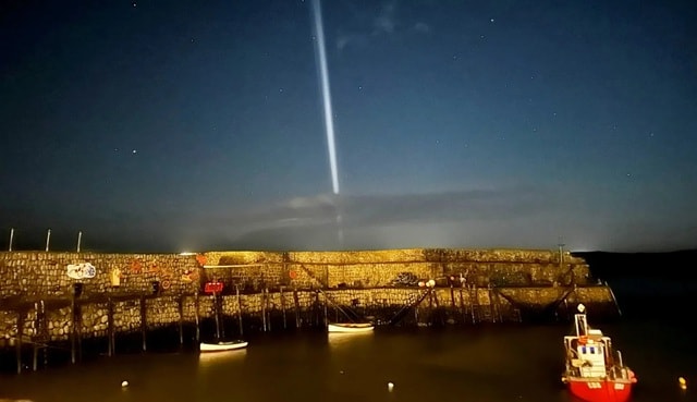 Vệt sáng lạ trên bầu trời Anh gây xôn xao - Ảnh 1.