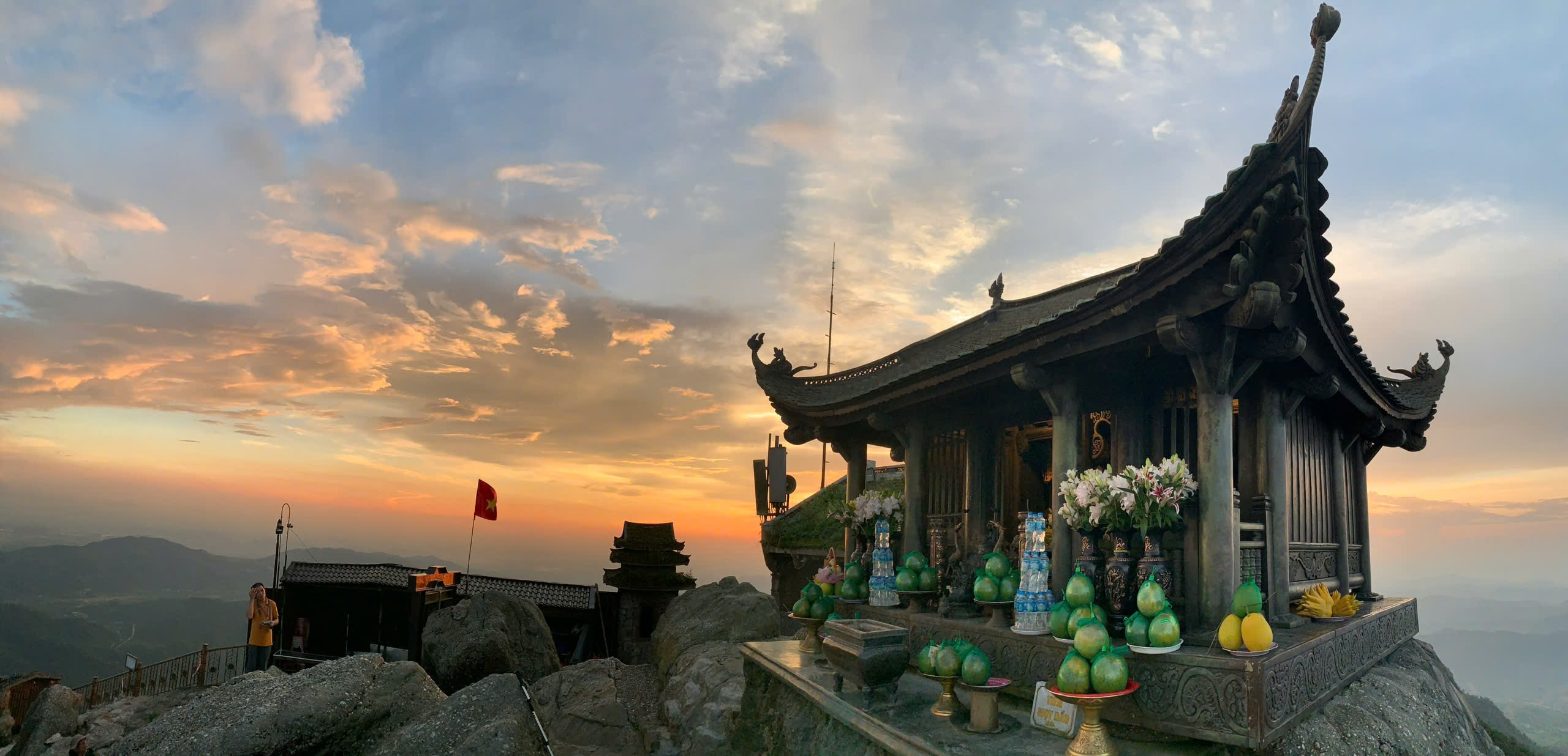 Lễ tưởng niệm 717 năm ngày nhập Niết bàn Phật hoàng Trần Nhân Tông: Thúc đẩy liên kết vùng di sản Trúc Lâm Yên Tử- Ảnh 2. Lễ tưởng niệm 717 năm ngày nhập Niết bàn Phật hoàng Trần Nhân Tông: Thúc đẩy liên kết vùng di sản Trúc Lâm Yên Tử- Ảnh 2.