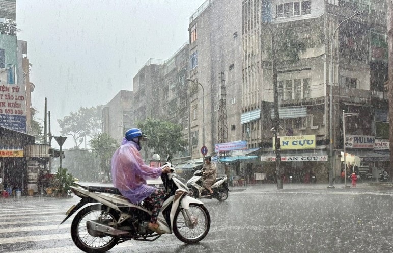 TP.HCM và Nam bộ đón đợt mưa trái mùa kéo dài 2 ngày.