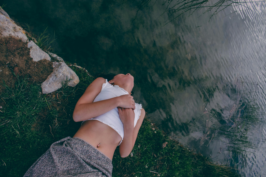 Bạn lặp lại cuộc trò chuyện vì não ưu tiên các trải nghiệm tiêu cực