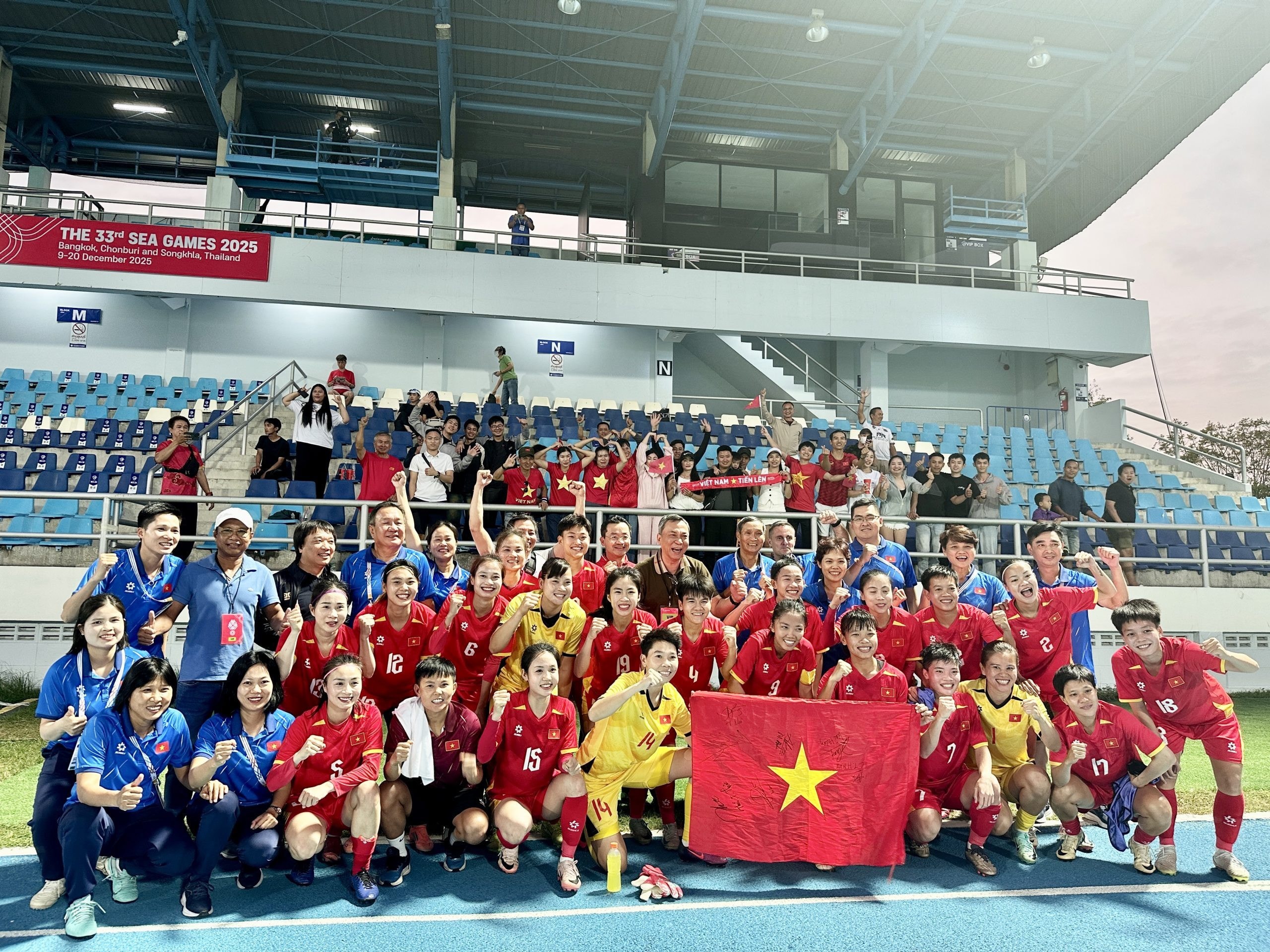 Thủ tướng chúc mừng hai đội tuyển bóng đá Việt Nam vào bán kết SEA Games 33 - 1